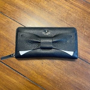 EUC Kate Spade Bow Wallet in black & cream